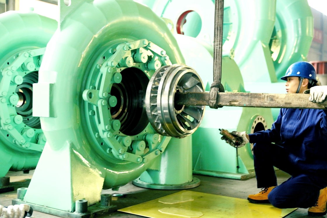 Daya tahan tinggi Turbin Hidro Generator hidroelektrik untuk kepala air Jangkauan 20m-200m
