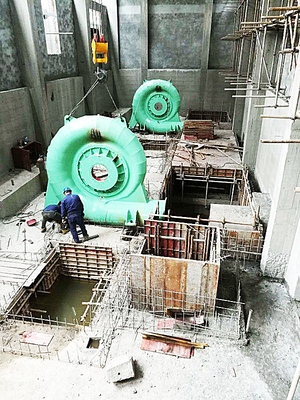 Power Vertical Water Turbine Generator 200KW-20MW Kontrol otomatis Warna yang disesuaikan